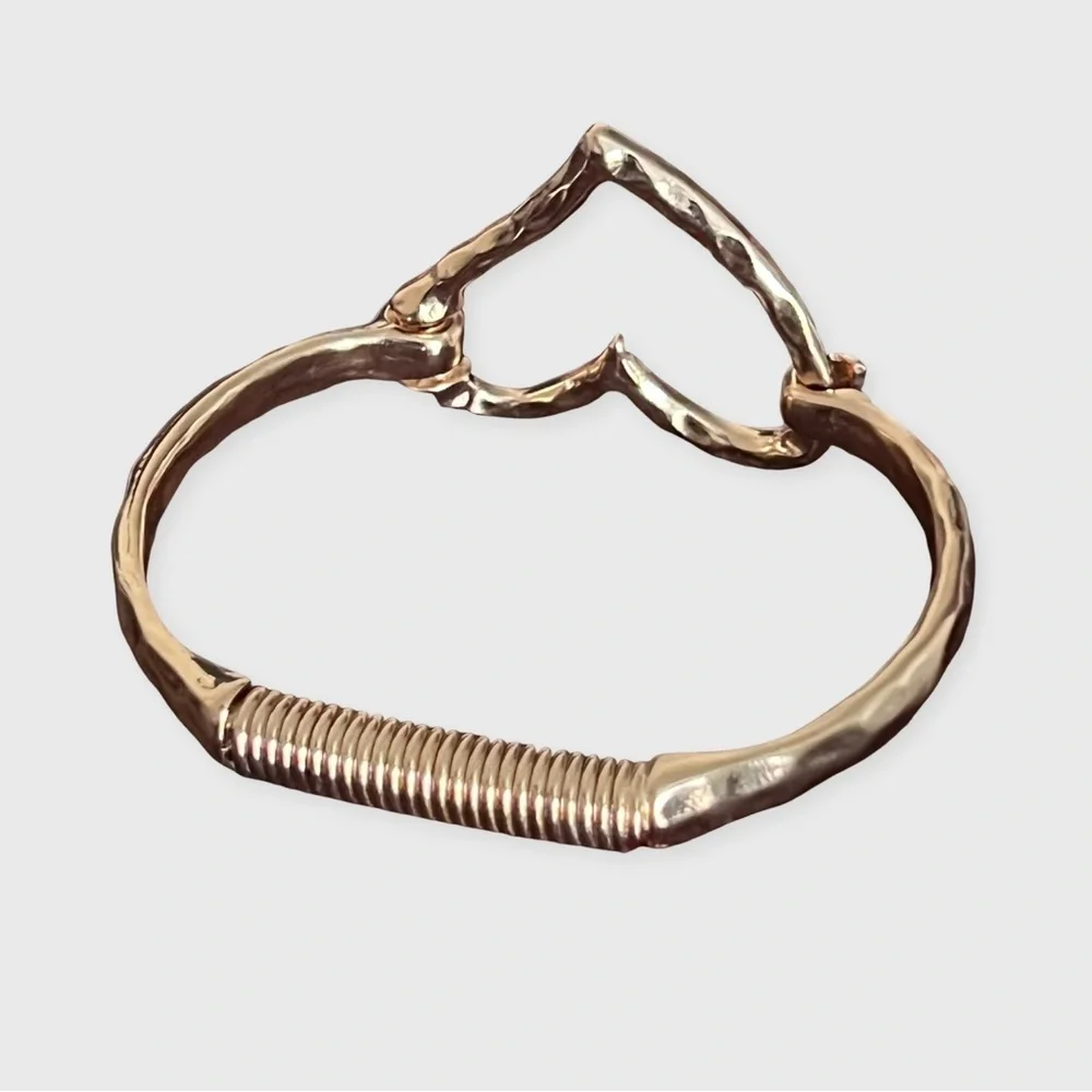 Gold Heart-Shaped Women's Bracelet - Picture 5 of 7